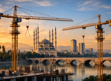 Adana kule vinç ile inşaat sahasında güvenli yük taşıma operasyonu
