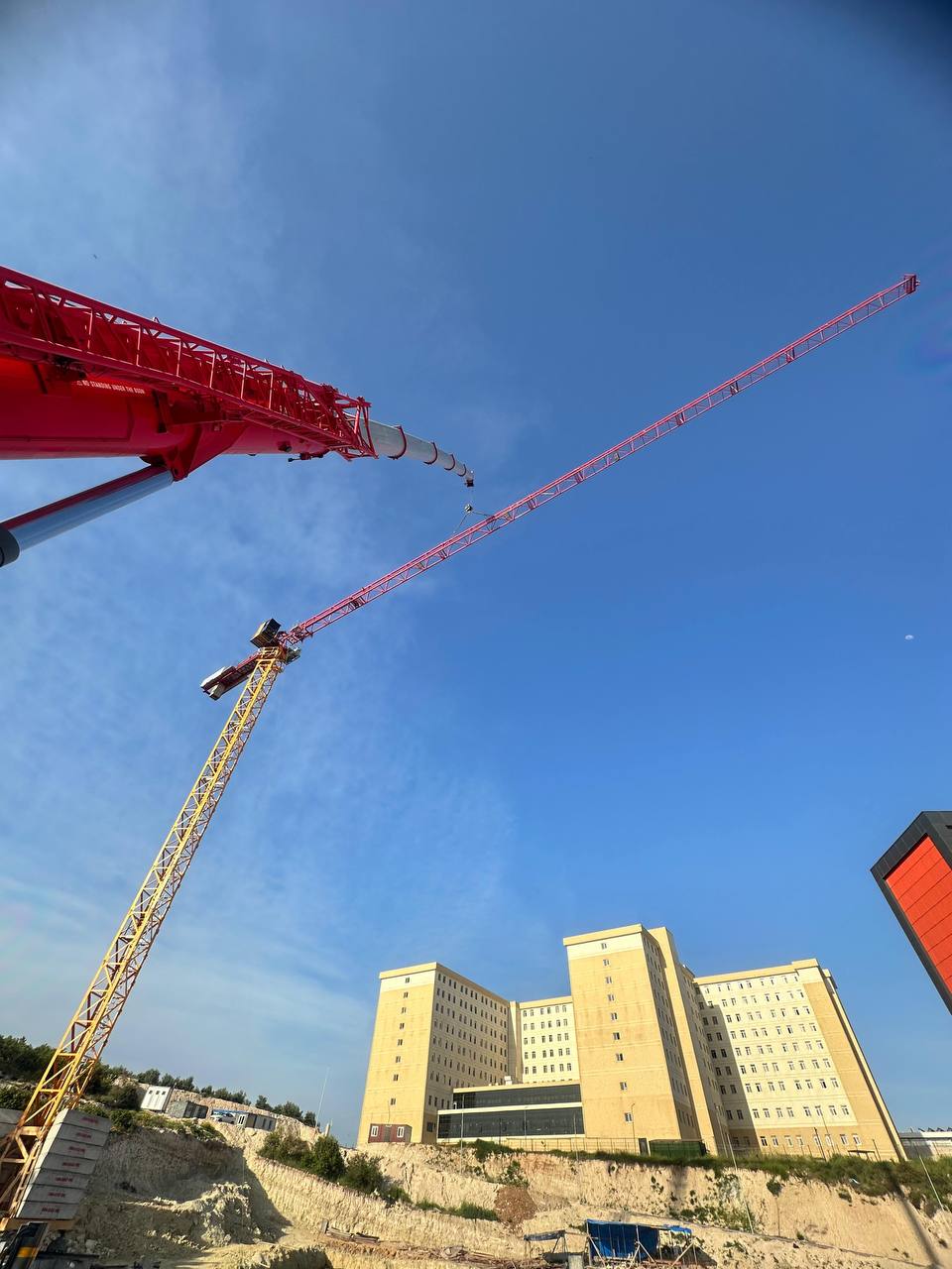 Mersin Üniversitesi Eczacılık Fakültesi inşaatı - kule vinç ile yükselen bina