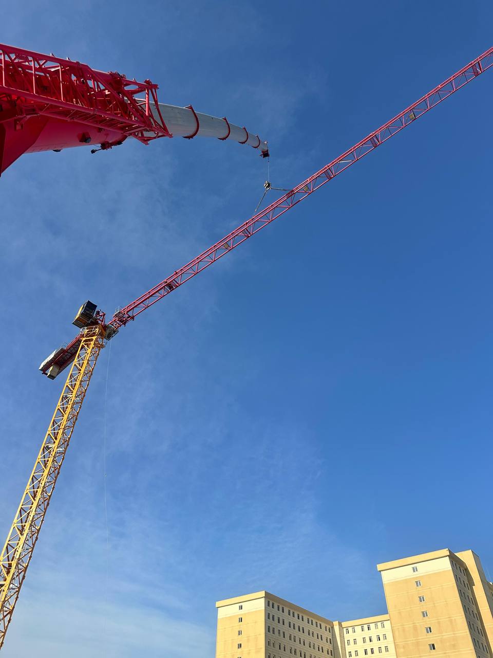 Mersin Üniversitesi Eczacılık Fakültesi şantiyesinde kule vinç