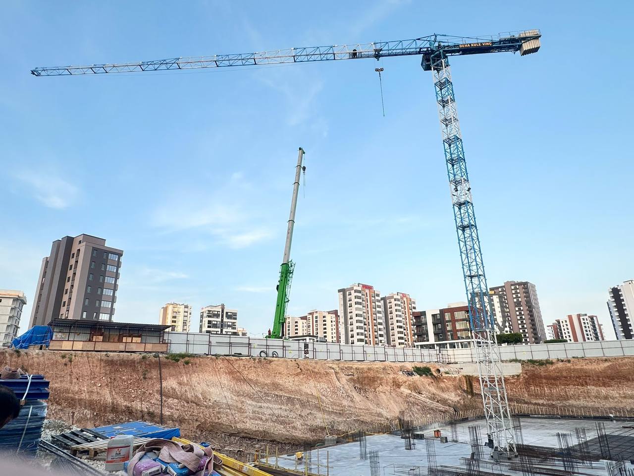 Mersin Belta Mühendislik İş Merkezi şantiyesi - Deha Kule Vinç sahadaki operasyonu