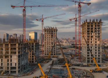 vinç kiralama 2025 Türkiye piyasa analizi için kule vinç ve mobil vinç şantiyesi