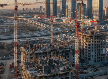 Türkiyede mega projeler ve kentsel dönüşüm şantiyesinde kule vinçler
