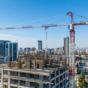 Adana kule vinç kiralama - şehir merkezinde modern inşaat projesinde çalışan kule vinç