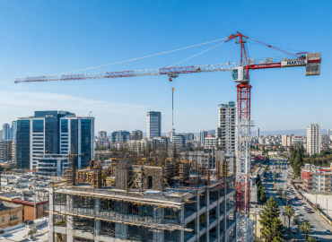 Adana kule vinç kiralama - şehir merkezinde modern inşaat projesinde çalışan kule vinç