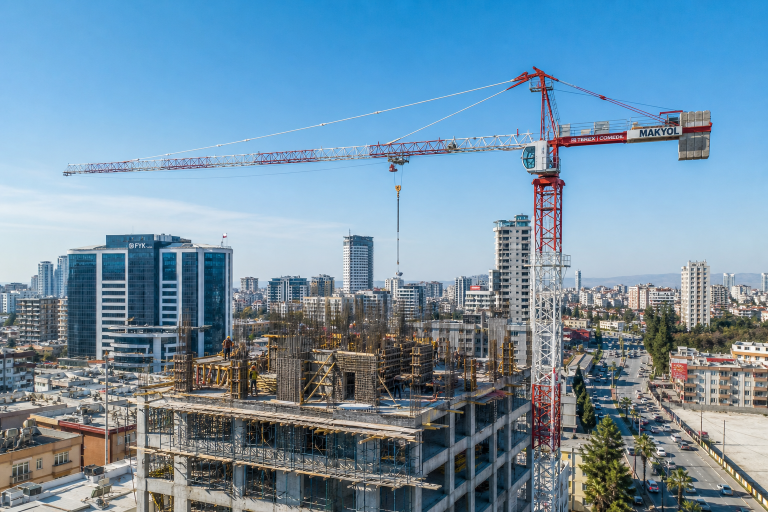 Adana’da Kule Vinç Kiralama: 2026 Projeleri, Maliyetler ve Şantiye Rehberi