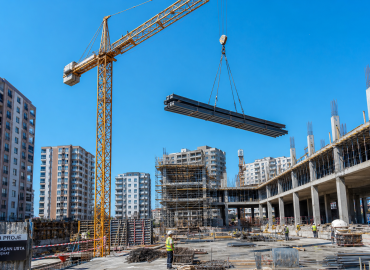 Adana kule vinç operasyonu şantiye kurulumu görüntüsü