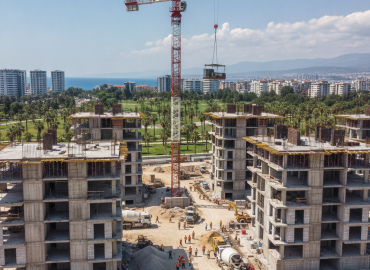 Adana Mersin inşaat projeleri kule vinç - şantiye alanında kule vinç ile yüksek katlı bina inşaatı