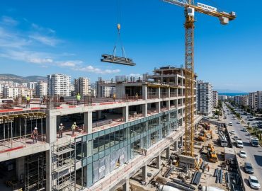 Ticari yapılarda kule vinç kullanımı - Adana ve Mersinde alışveriş merkezi ve otel inşaatında kule vinç