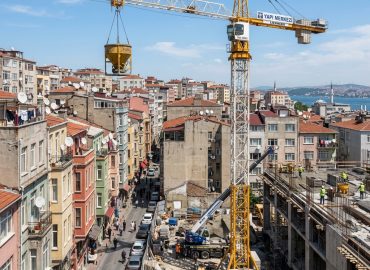 Adana ve Mersin kentsel dönüşüm projelerinde kule vinç şantiyesi