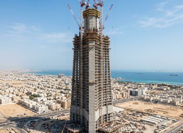 Dünyanın en yüksek binası Jeddah Tower inşaatında kule vinçler