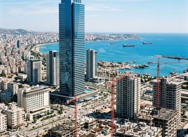 Mersin Metropol gökdelen projesinde kule vinç çalışması