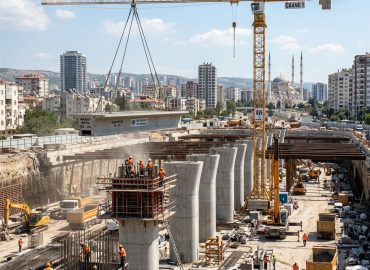 Adana metro inşaatı kule vinç ile istasyon şantiyesi