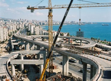 Mersin katlı kavşak şantiyesinde kule vinç operasyonu