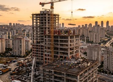 Adana yüksek katlı rezidans projesinde kule vinç çalışması