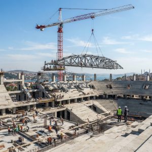 Kule vinc stadyum insaati santiyesinde kule vinc mesaisi