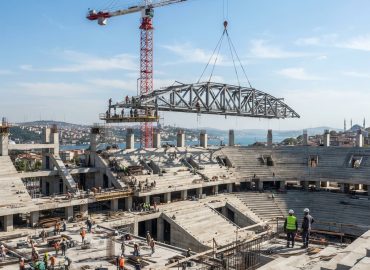 Kule vinc stadyum insaati santiyesinde kule vinc mesaisi