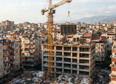 Adana kentsel dönüşüm şantiyesinde dar parsel kule vinç planlaması