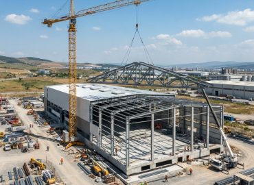 sanayi yapılarında kule vinç planlaması yapılan sanayi tesisi şantiyesi