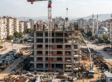 Adana kule vinç planı ile düzenlenen şehir içi şantiye alanı